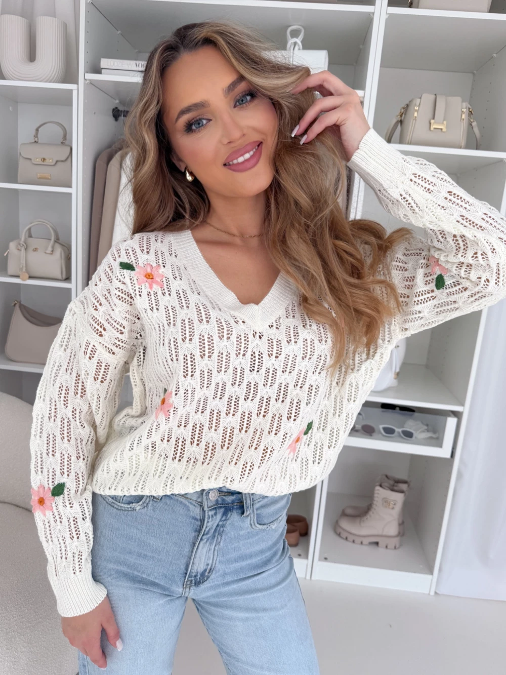 Ażurowy sweter Spring Blossom z haftowanymi kwiatkami - tifannibutik.pl