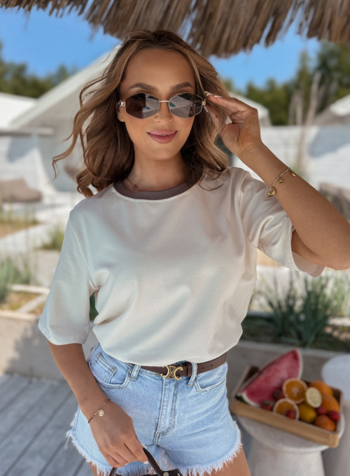T-shirt bawełniany kokosowy z brązowym lampasem przy dekolcie MINIMAL