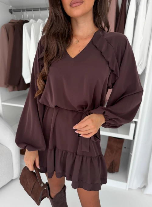 Sukienka czekoladowa z wiązaniem w talii i falbankami Salim 1