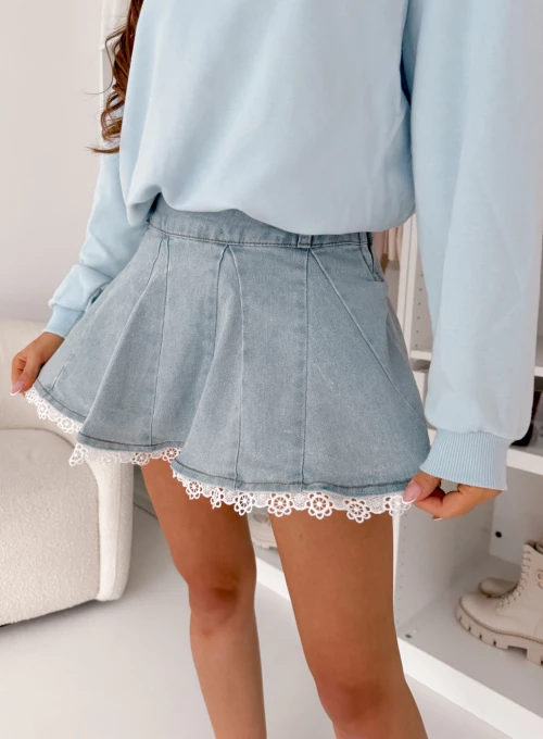 Jeansowe spódnico-szorty mini wykończone koronką Grovi