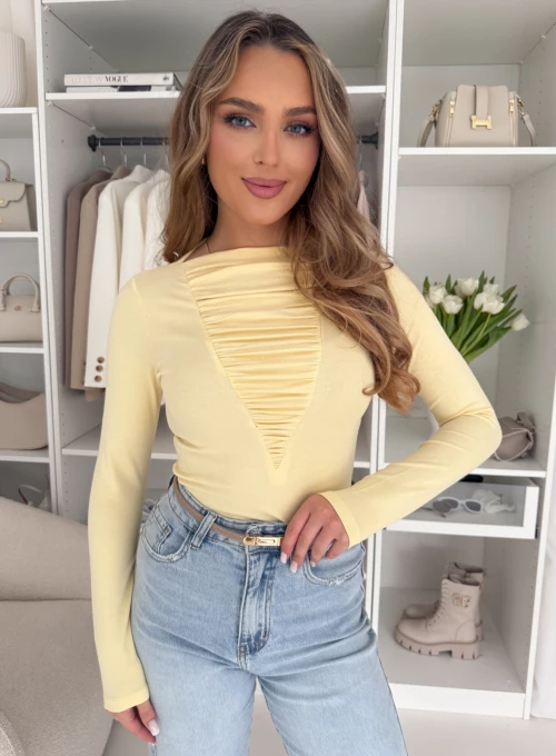 Bluzka z ozdobnym marszczeniem na dekolcie Lamia w bananowym kolorze