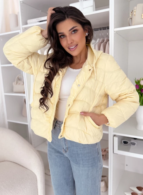 Lekka kurtka puchowa Karen z ozdobnym splotem i guzikami pastelowy żółty