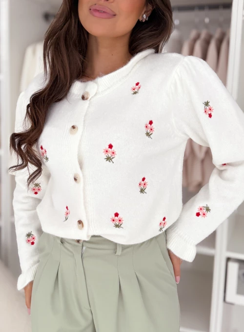 Sweter Azalia z falbanką i haftowanymi kwiatkami coconut 1