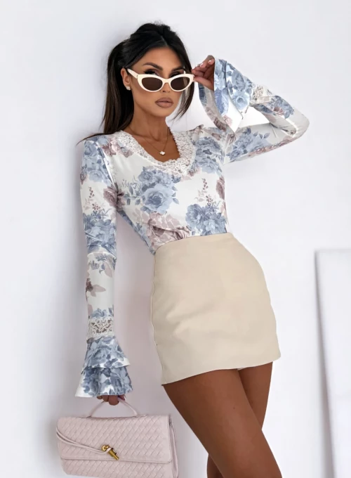 Bluzka Selsie Renesans Roses z koronkowym wykończeniem na dekolcie blue & beige