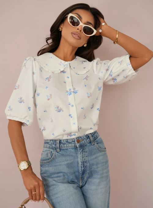 Koszula z kołnierzem retro i bufkami Alice śmietankowa w błękitno-beżowe kwiatki