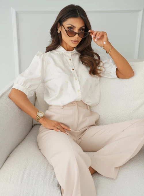 Koszula Carla śmietankowa z beżowym printem ze złotymi guziczkami, kołnierzem retro i bufkami