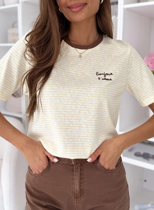 T-shirt w żółte paski z brązowym wykończeniem i haftowanym napisem Amour 1