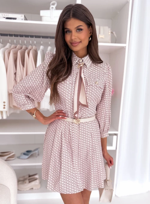 Zwiewna sukienka z krawatką i ozdobnymi kieszeniami beżowa w czekoladowy print Carina