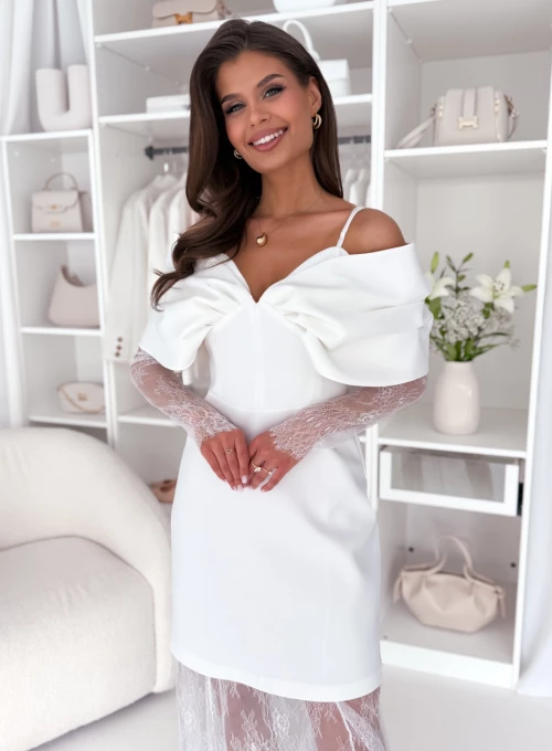 Sukienka z głębokim dekoltem i koronką śmietankowa Seraphine