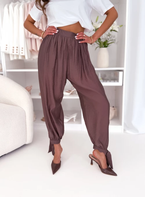 Zwiewne czekoladowe spodnie haremki z wiązaniem przy nogawce Norey