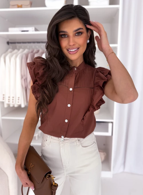 Bluzka ozdobnymi falbankami i ażurowym wykończeniem czekoladowa Tripsi