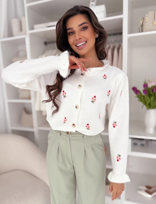 Sweter Azalia z falbanką i haftowanymi kwiatkami coconut